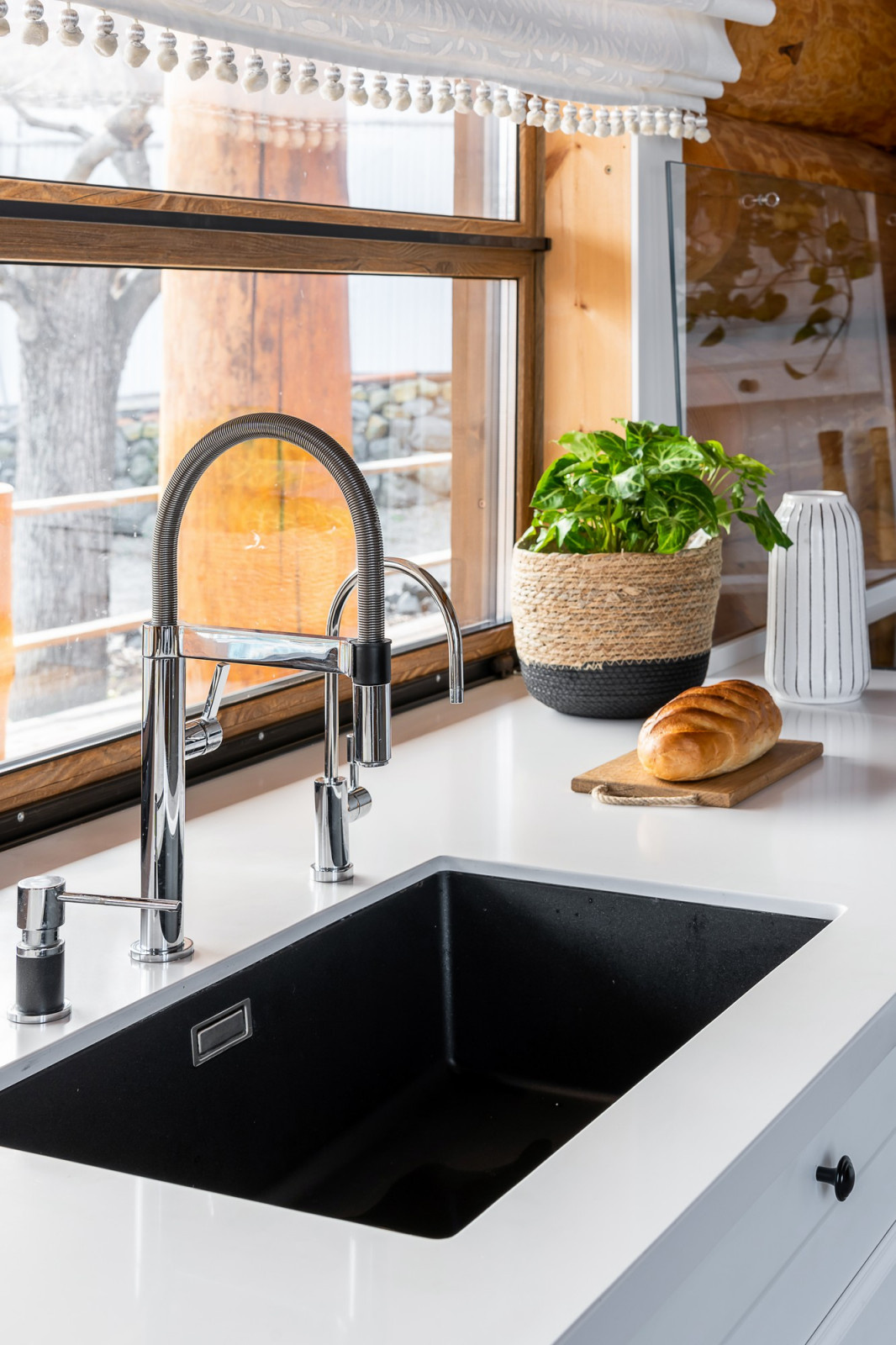 Кухня в скандинавском стиле для бревенчатого дома