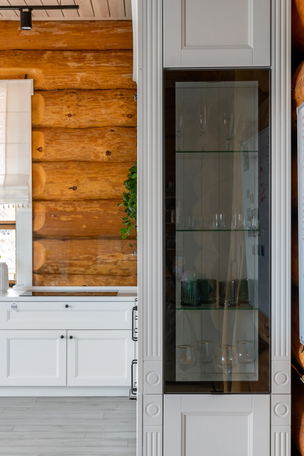 Кухня в скандинавском стиле для бревенчатого дома