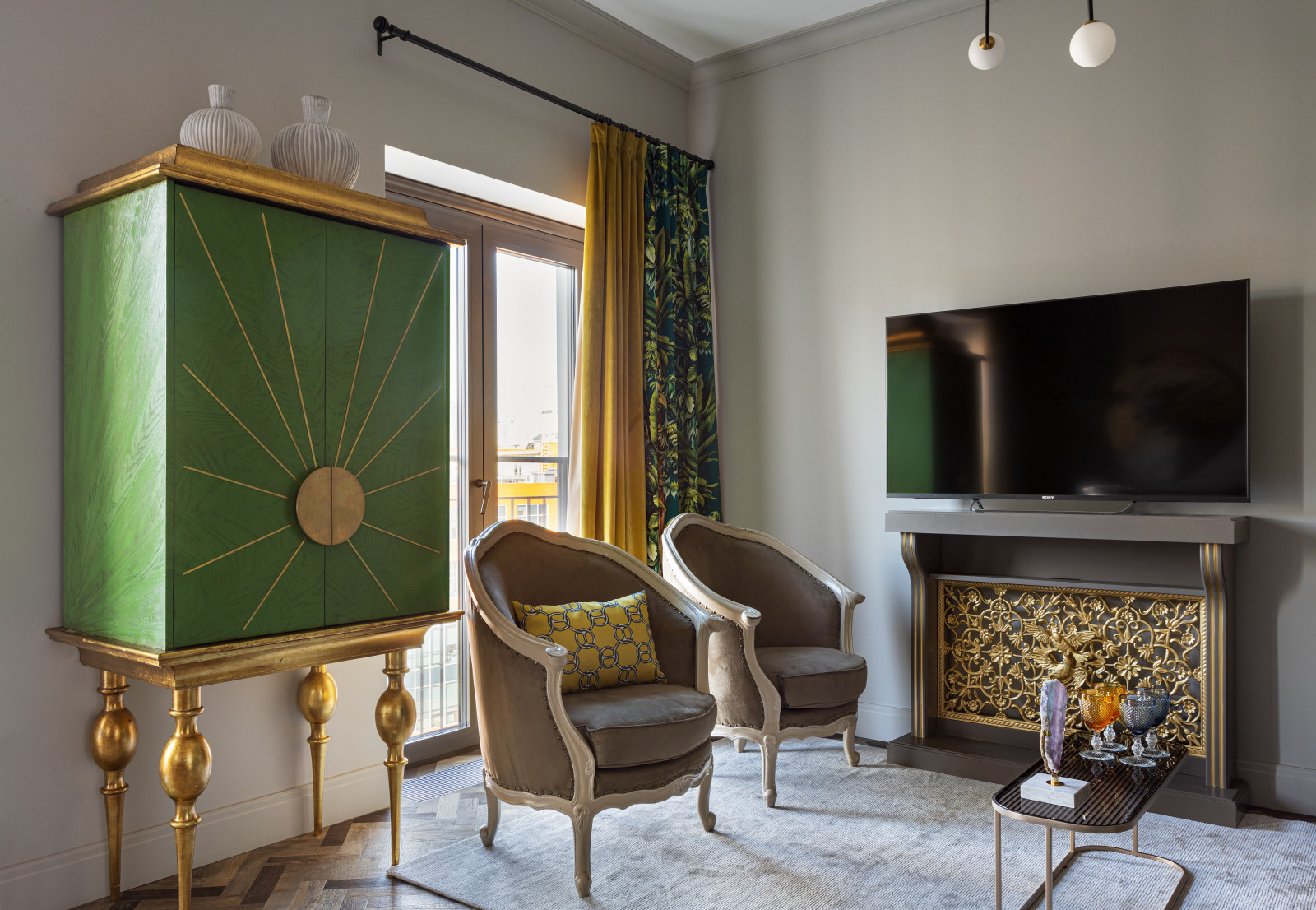 Интерьер квартиры в сочных оттенках с текстилем от Pierre Frey