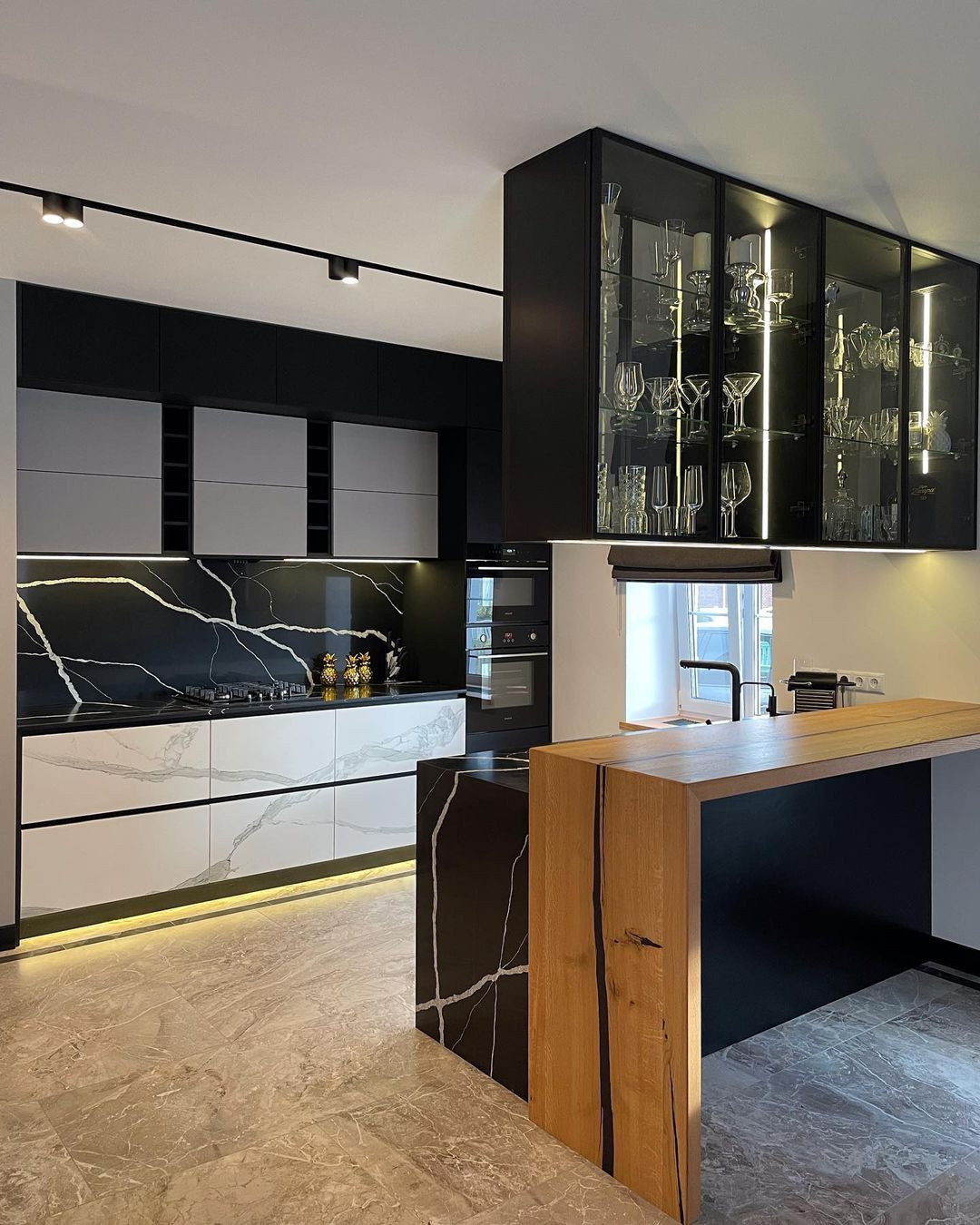 Обложка статьи: Цена кухни с фото: Куда здесь ушло 2 890 000 ₽