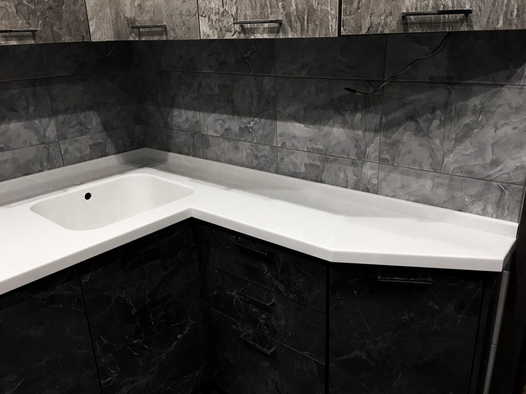 Подоконник-столешница из искусственного камня Corian