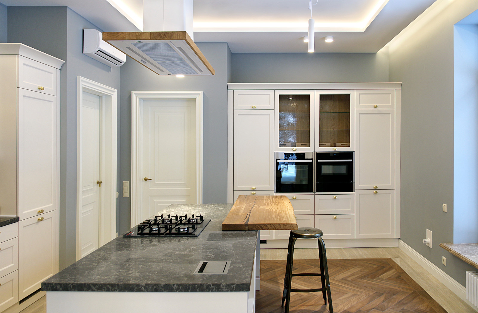 Современная классическая кухня с островом