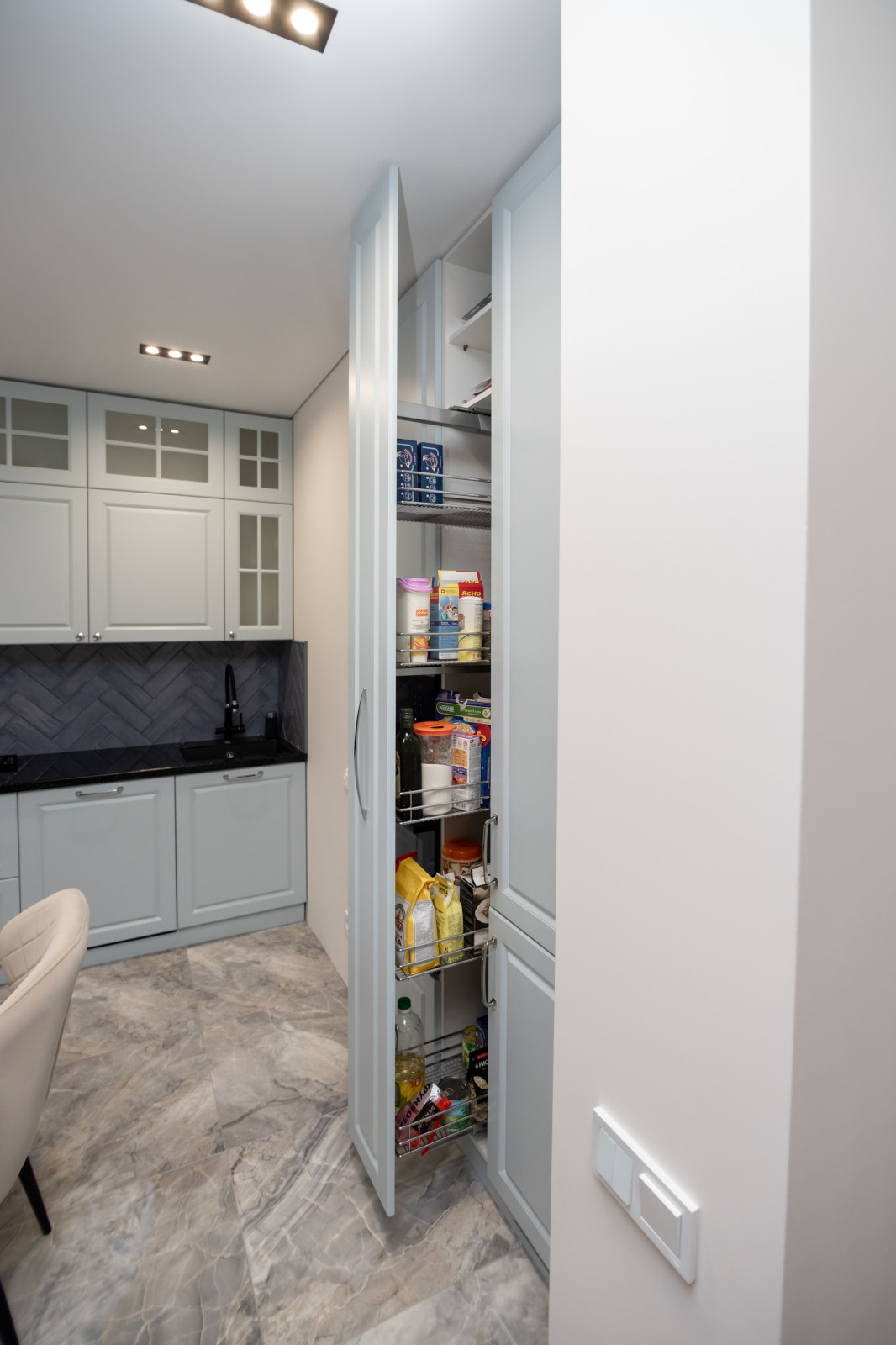 Кухня в серо-голубом цвете с барной стойкой