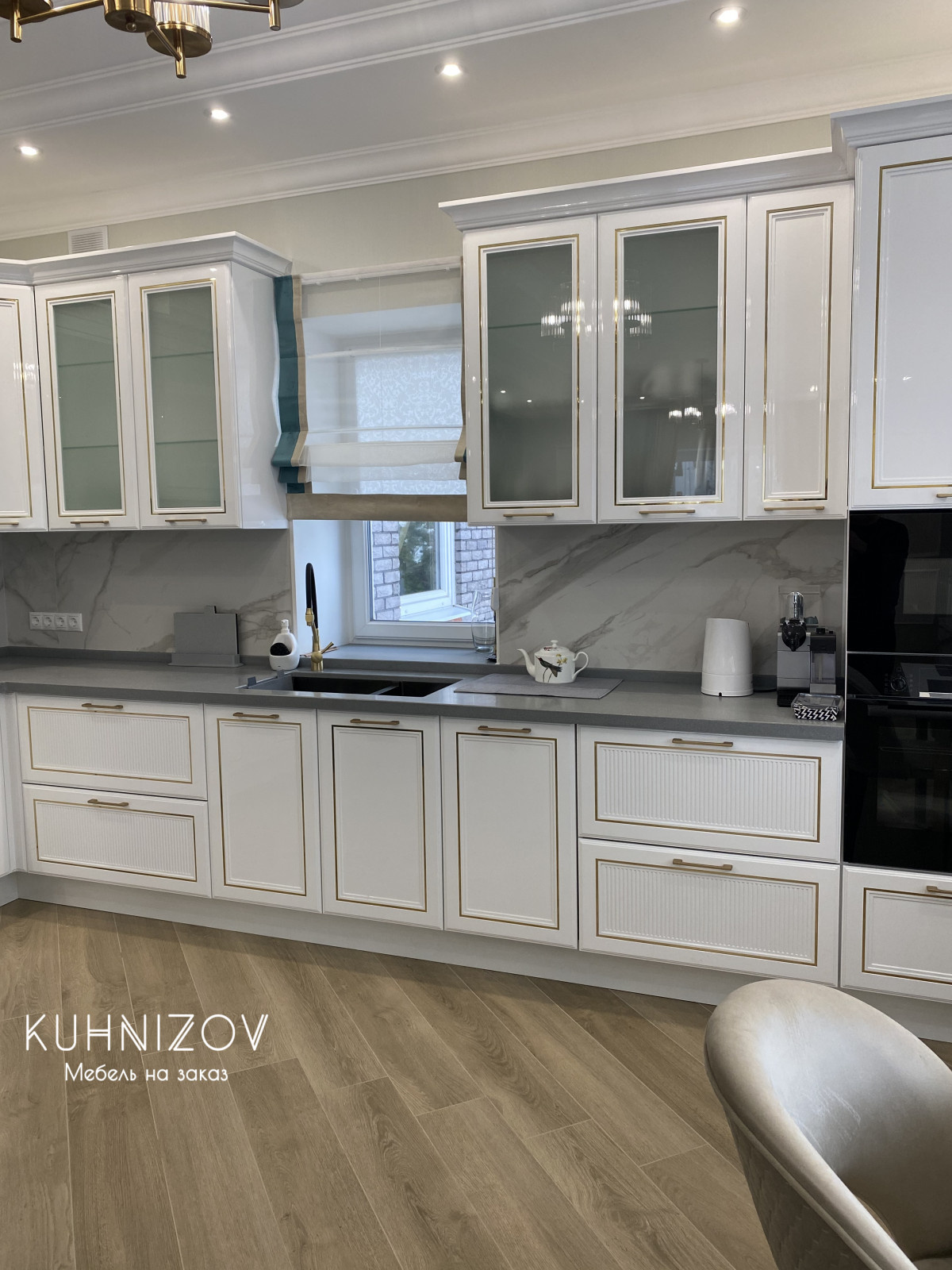 Кухня Аурелия и ТВ зона. Латунь эмаль