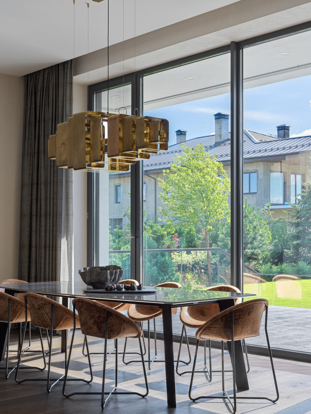 Houzz тур: Загородный дом со стеклянным камином