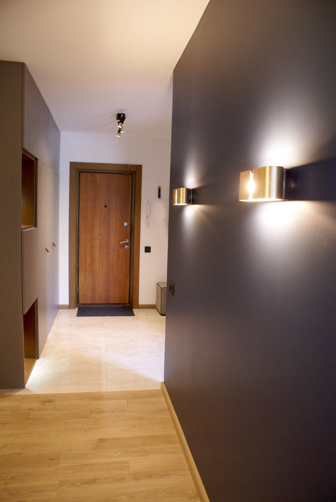 Walnut&blue apartment