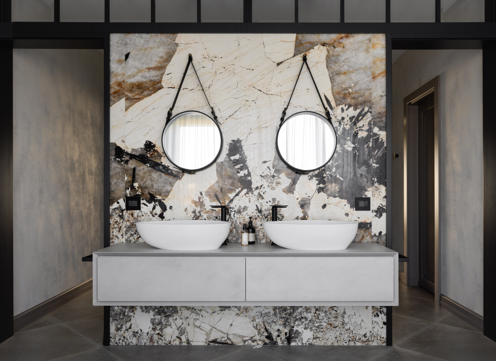 Houzz тур: Загородный дом со стеклянным камином