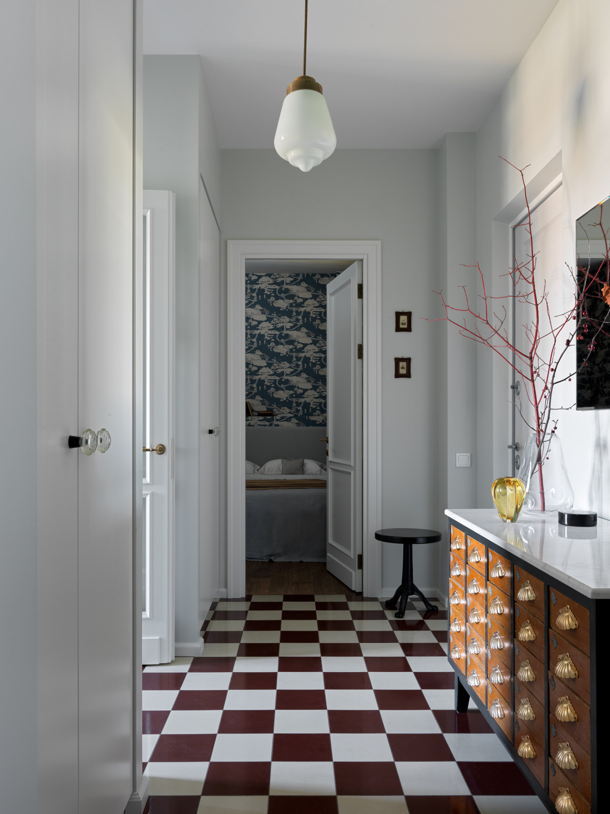 Houzz тур: Квартира со внутренним окном и винтажной мебелью