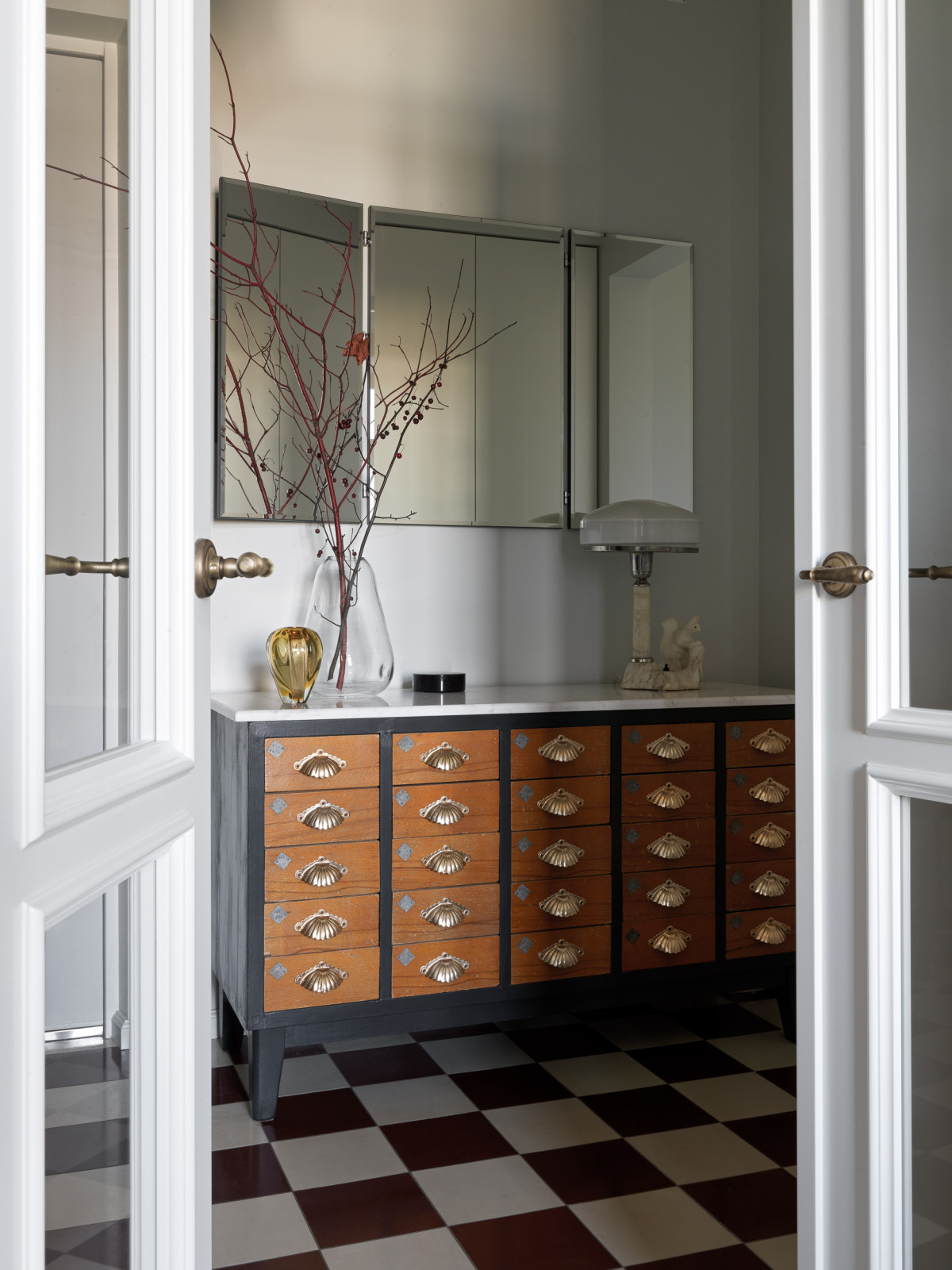 Houzz тур: Квартира со внутренним окном и винтажной мебелью