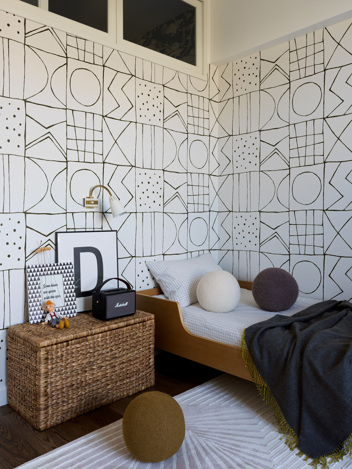 Houzz тур: Квартира со внутренним окном и винтажной мебелью