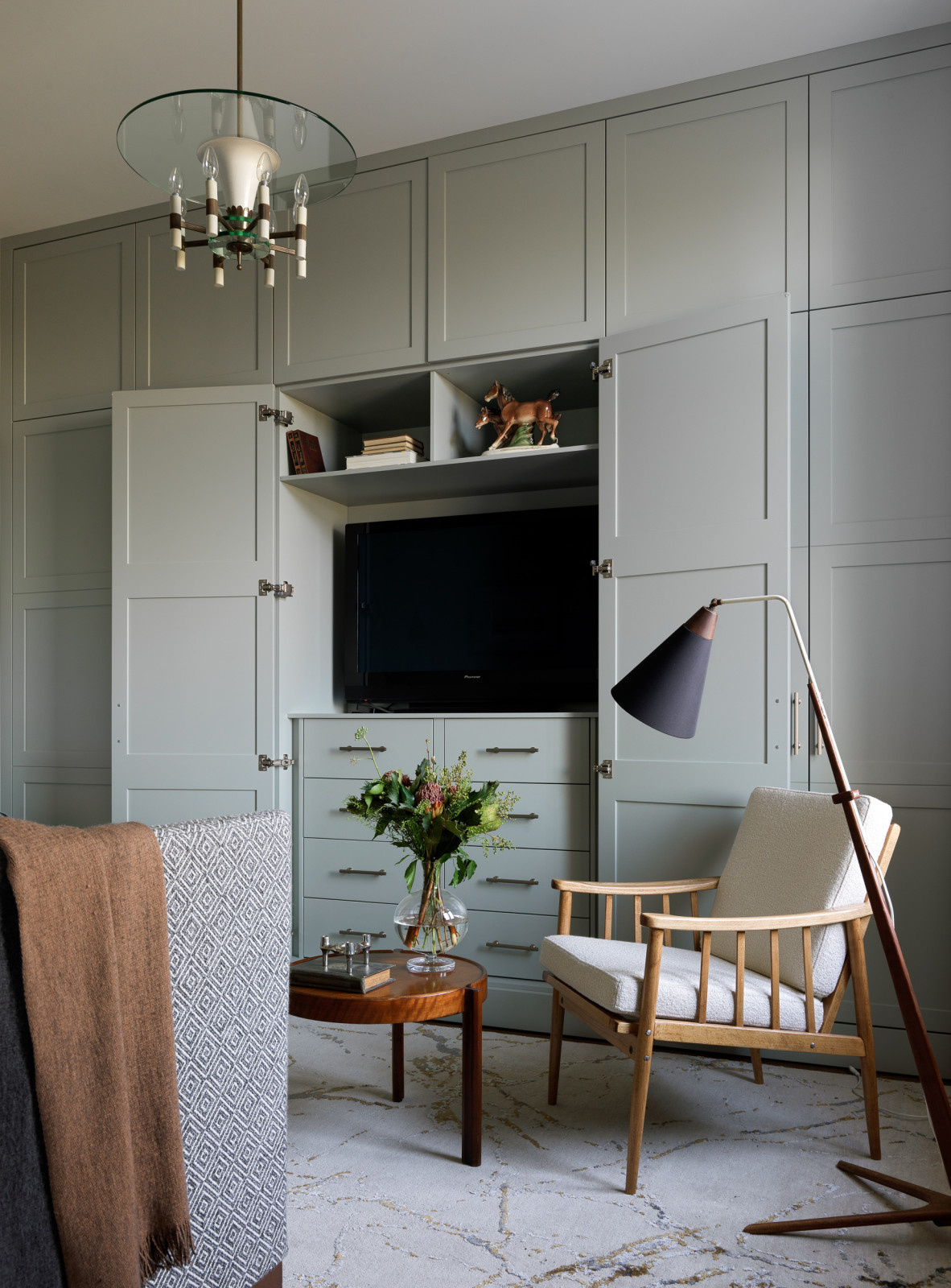 Houzz тур: Квартира со внутренним окном и винтажной мебелью