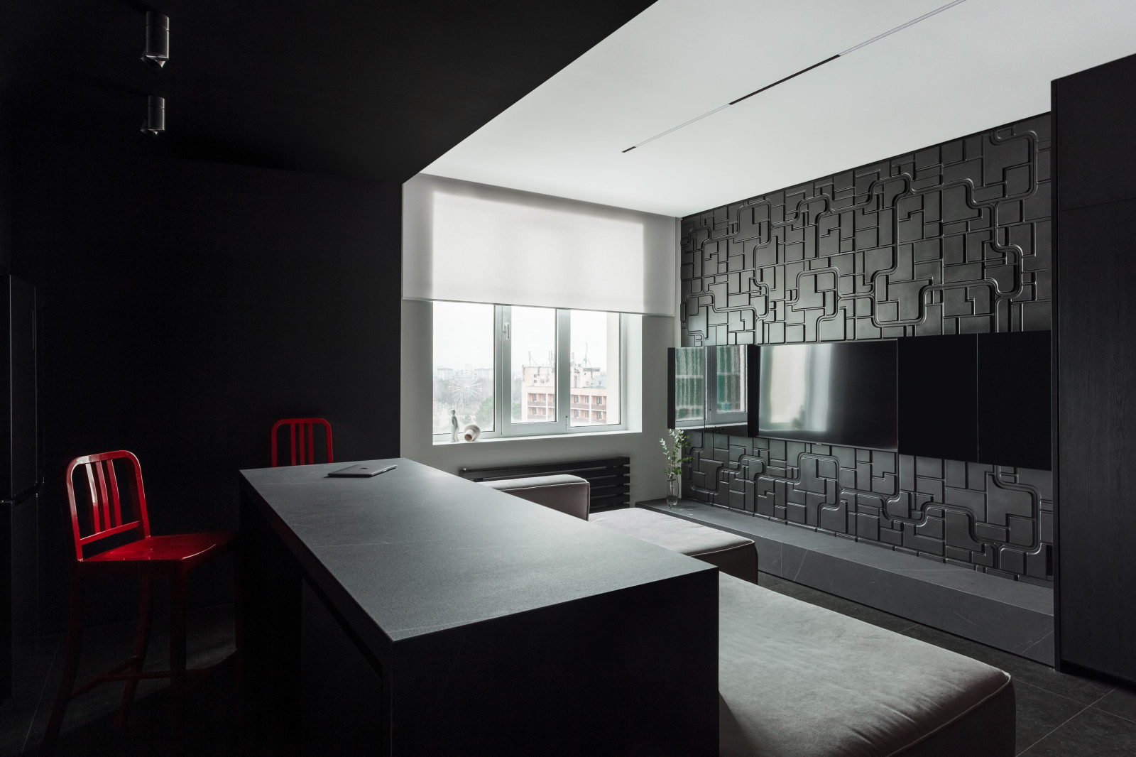 Houzz тур: 50 кв.м — чёрный интерьер с алыми акцентами