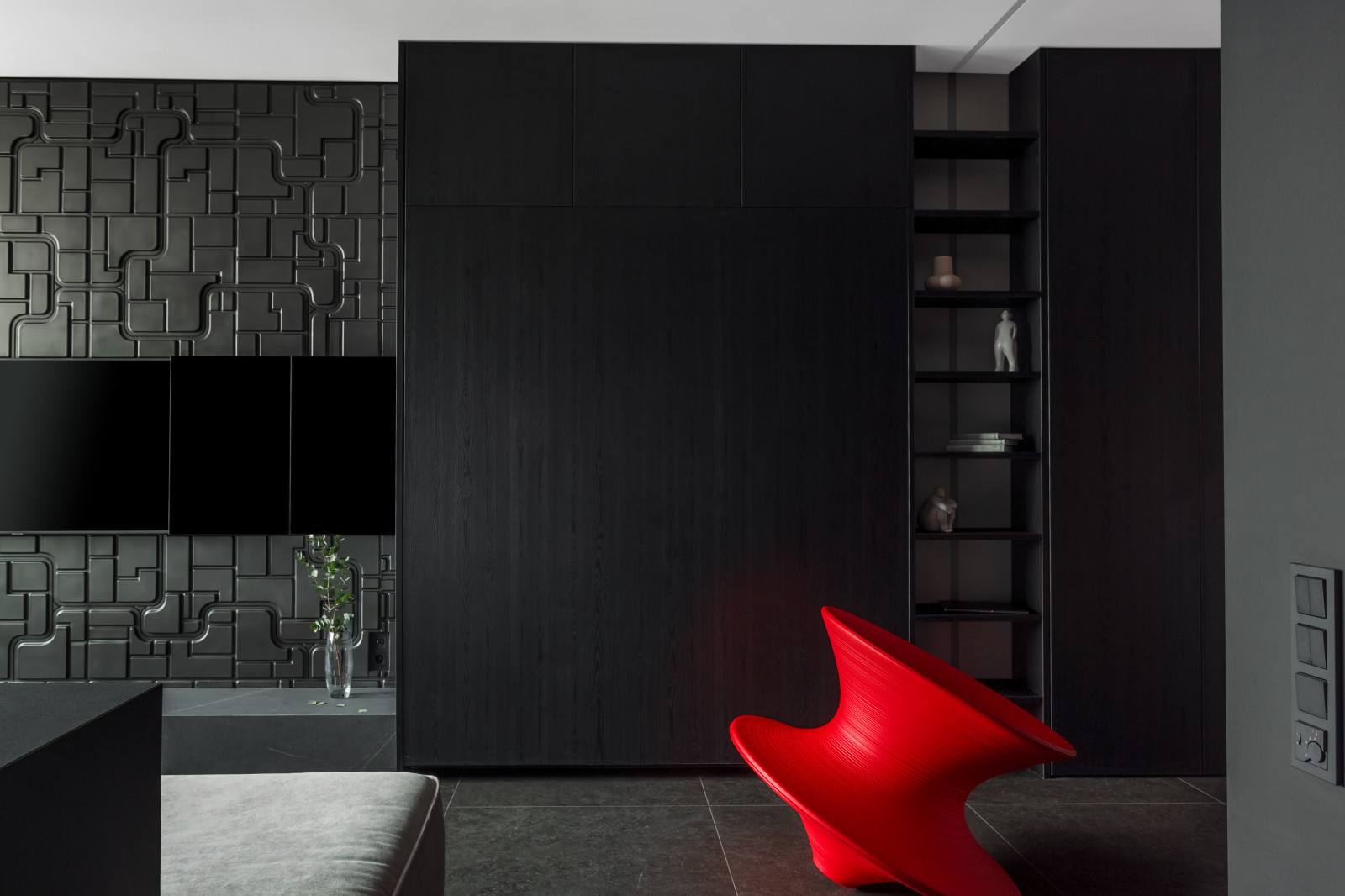 Houzz тур: 50 кв.м — чёрный интерьер с алыми акцентами