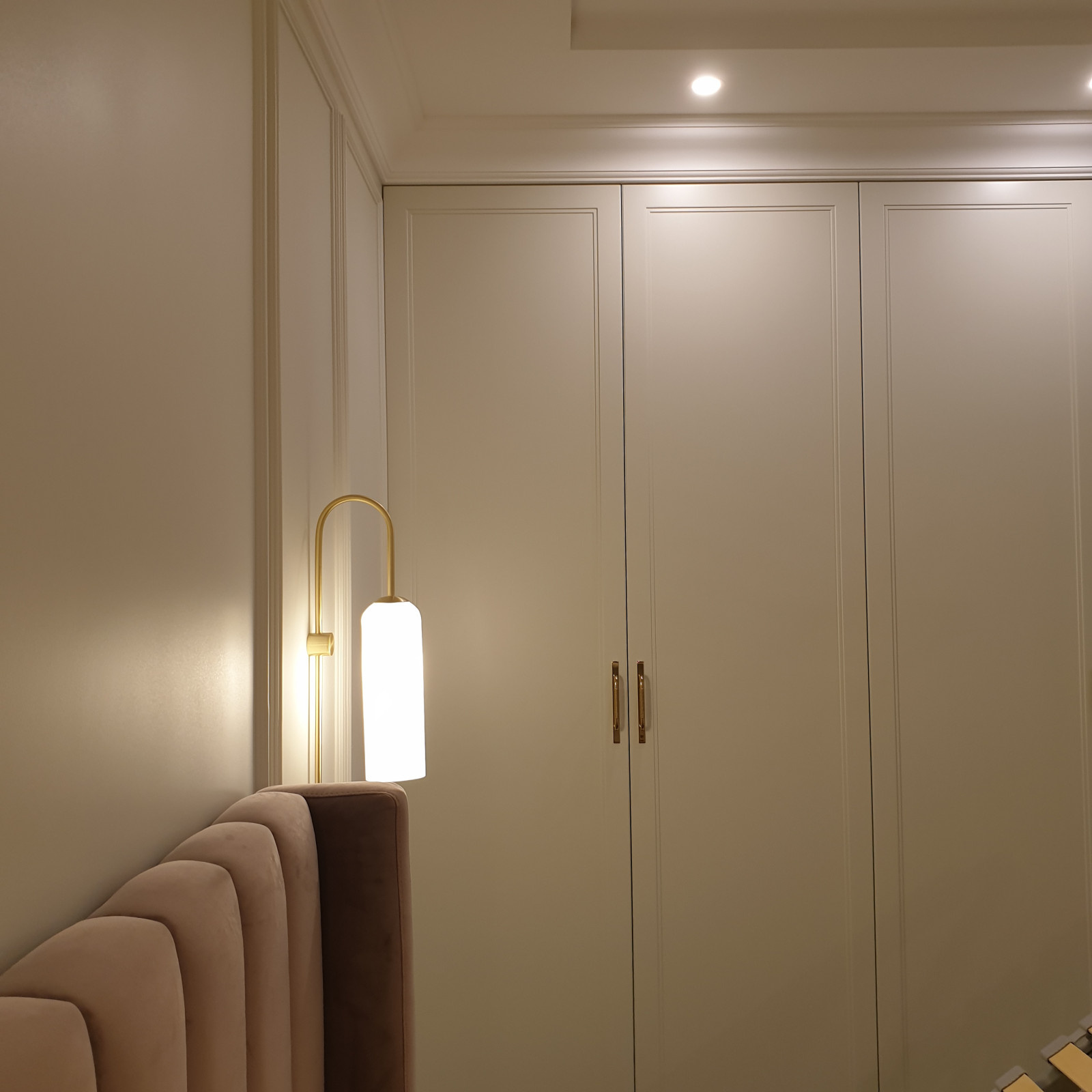 Powder rose neoclassic appartment