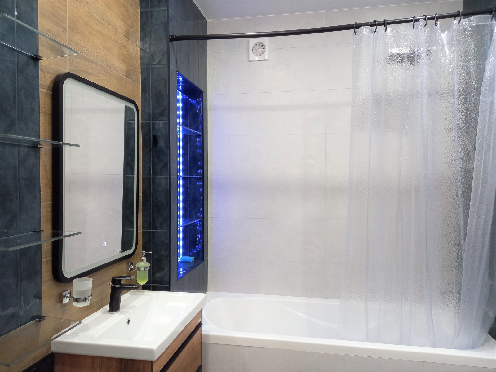 Дизайн - проект однокомнатной квартиры для молодой пары. Фотографии реализации.