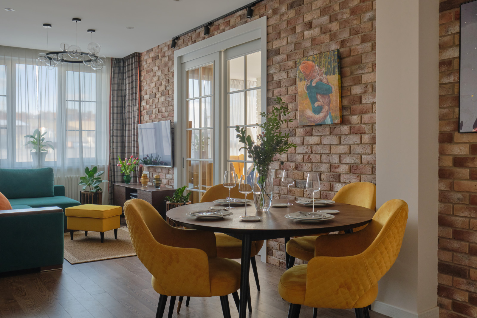 Яркий аутентичный интерьер, создающий иллюзию загородного дома