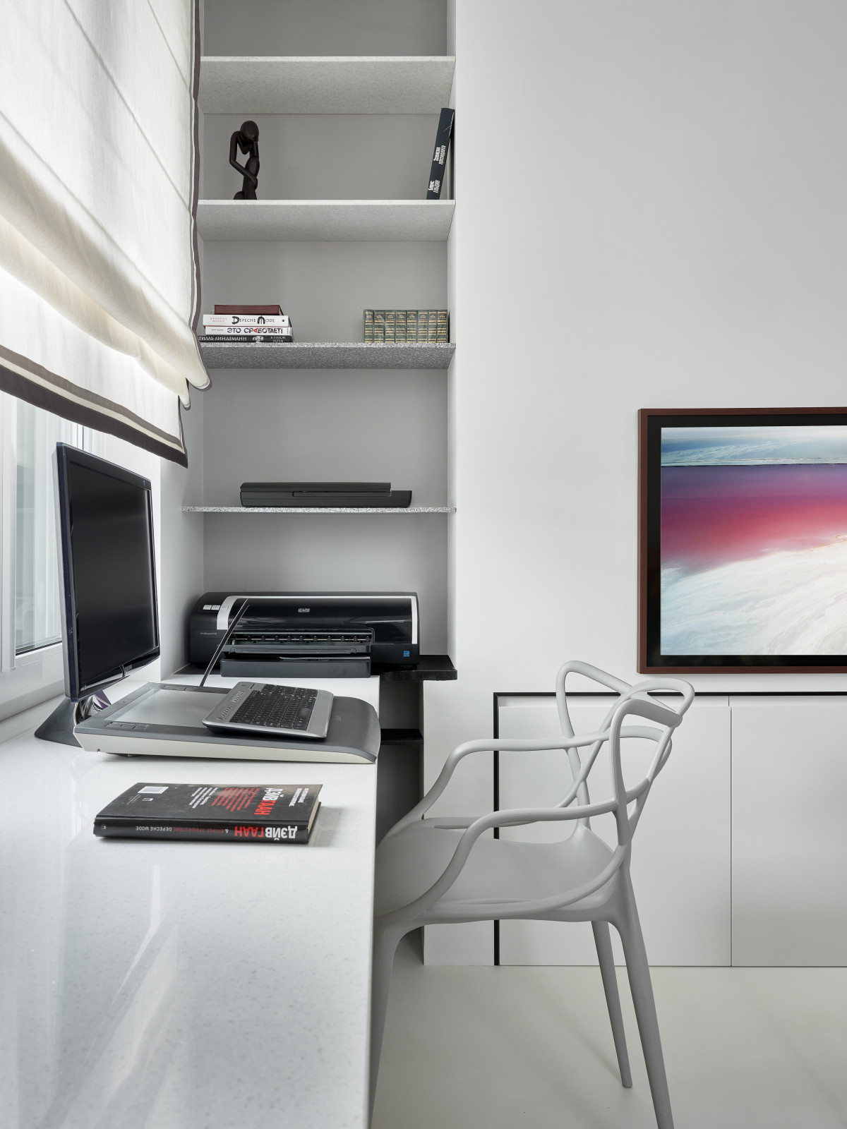 В гостях: квартира дизайнера с причудливым ТВ