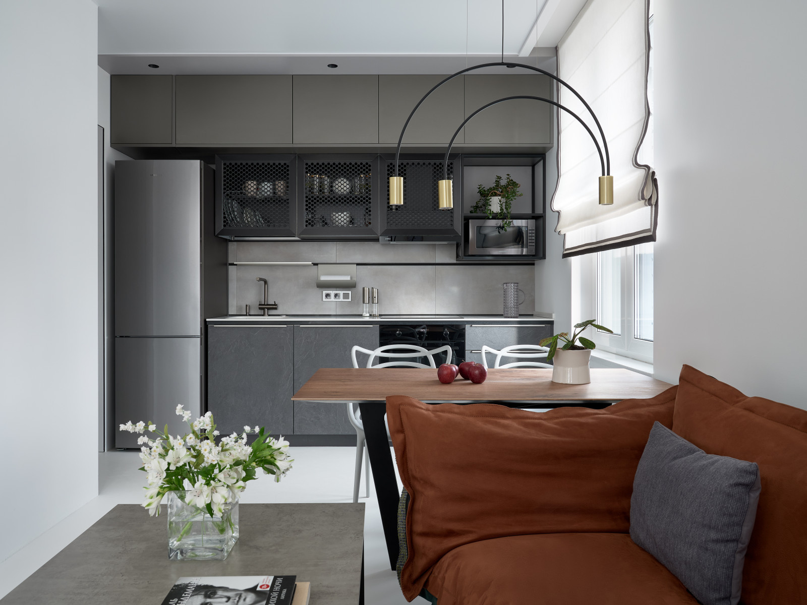 В гостях: квартира дизайнера с причудливым ТВ