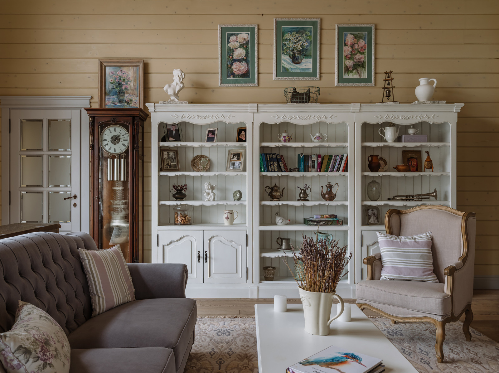 Барометр: гостиные — 16 ярких летних проектов 2022