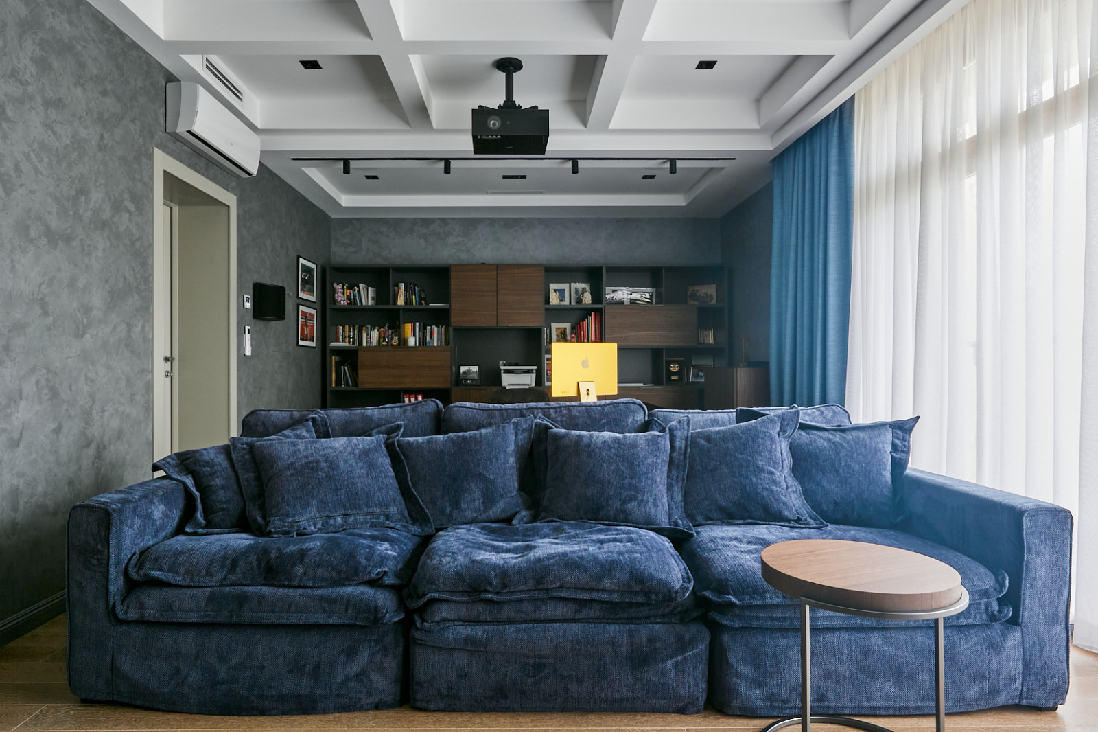 Houzz тур: Трехэтажный таунхаус с зимним садом для молодой семьи