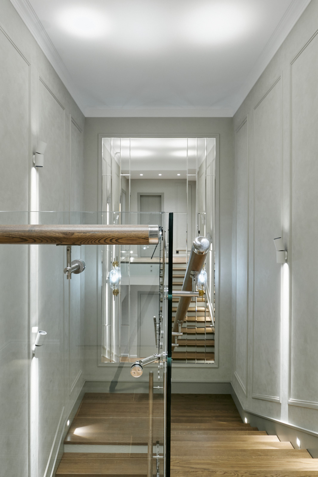 Houzz тур: Трехэтажный таунхаус с зимним садом для молодой семьи