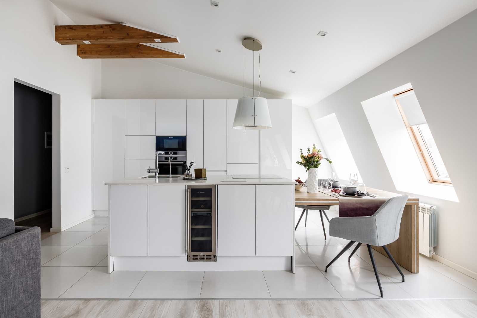 Белая мансардная квартира в историческом центре Петербурга