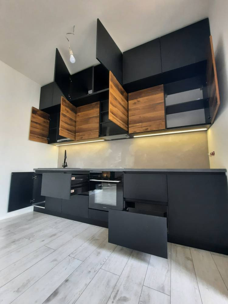 Кухонный гарнитур с двухцветными фасадами