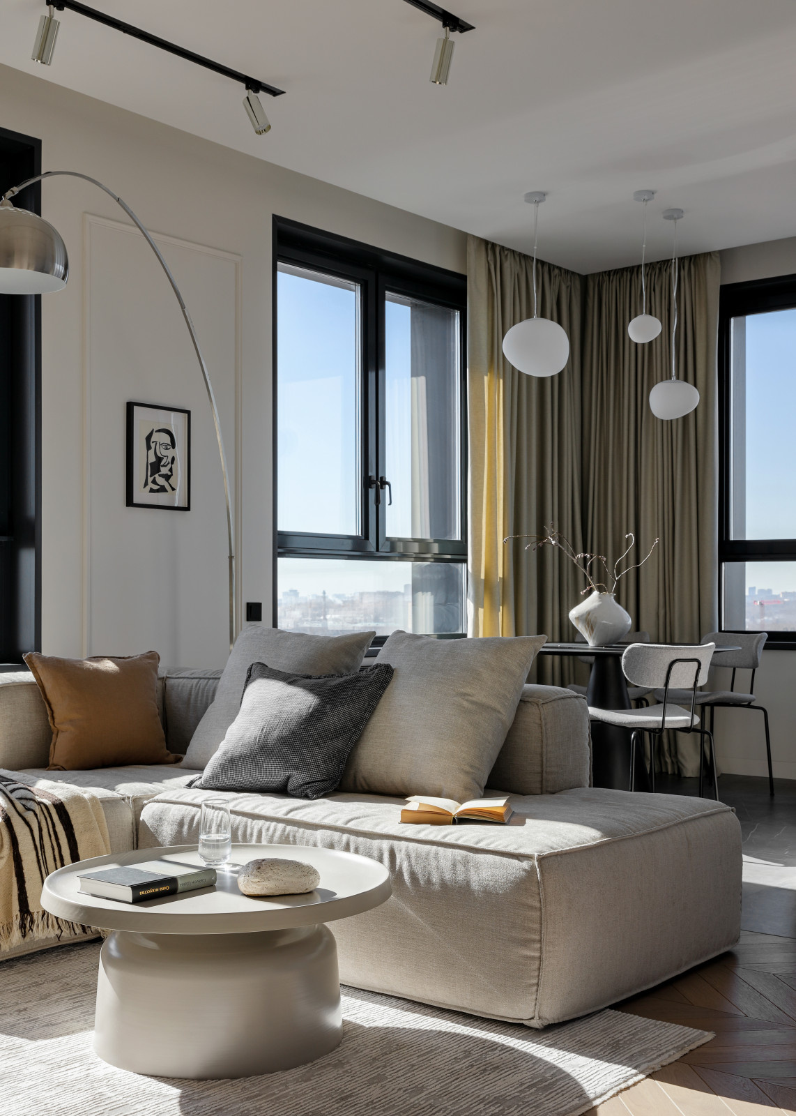 Stylish apartment with masterbedroom and home office