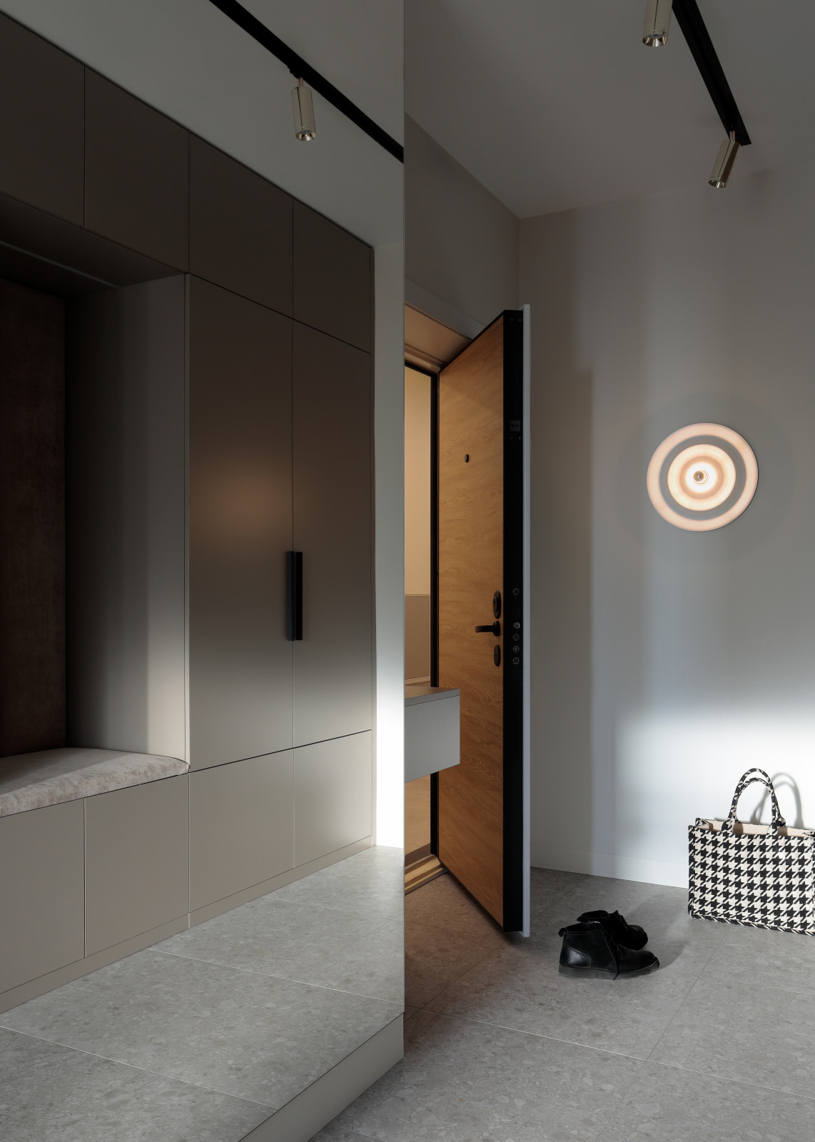 Stylish apartment with masterbedroom and home office