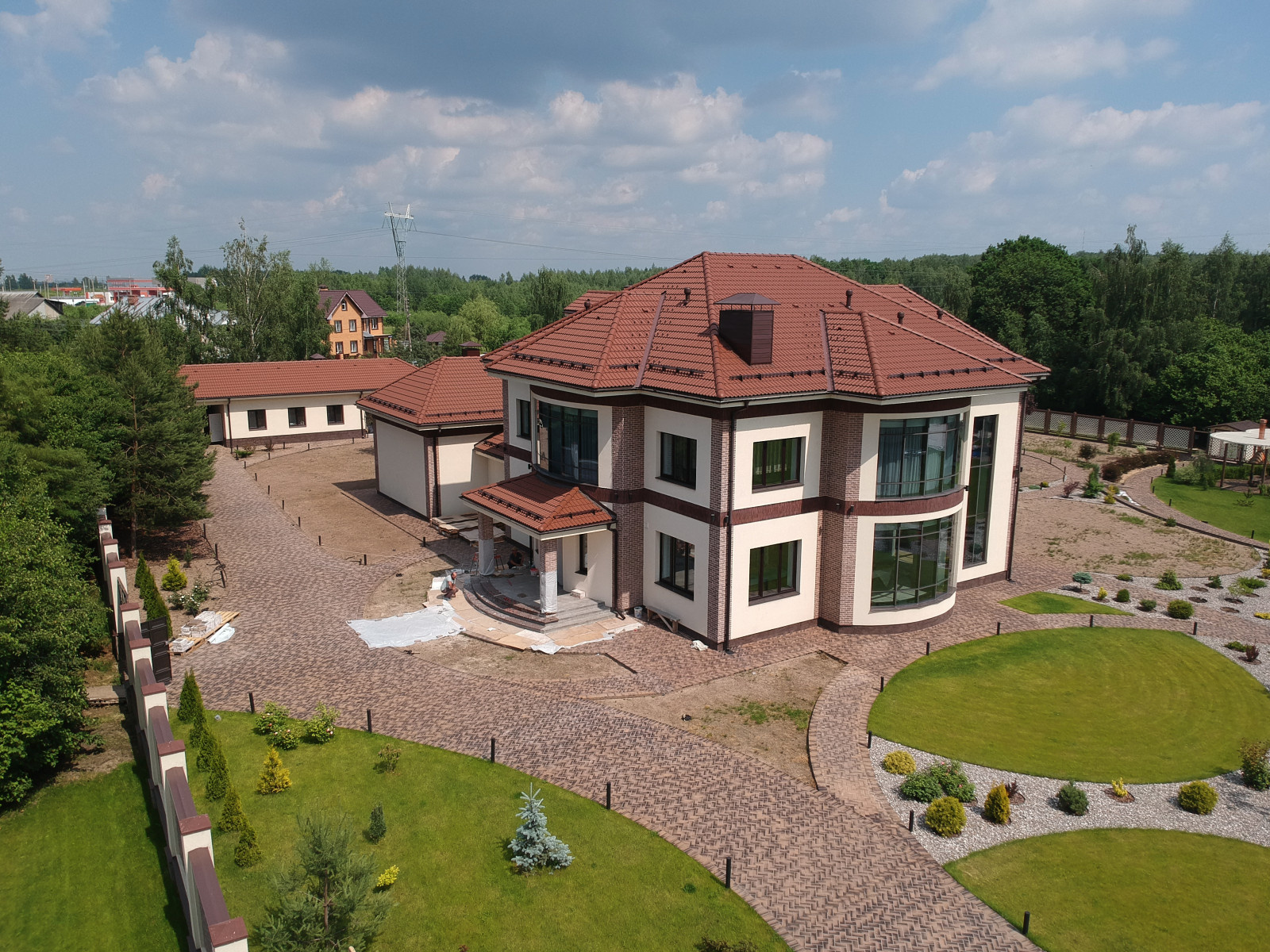 Жилой дом с бассейном, беседкой, гаражом и хозблоком под черепицей Braas