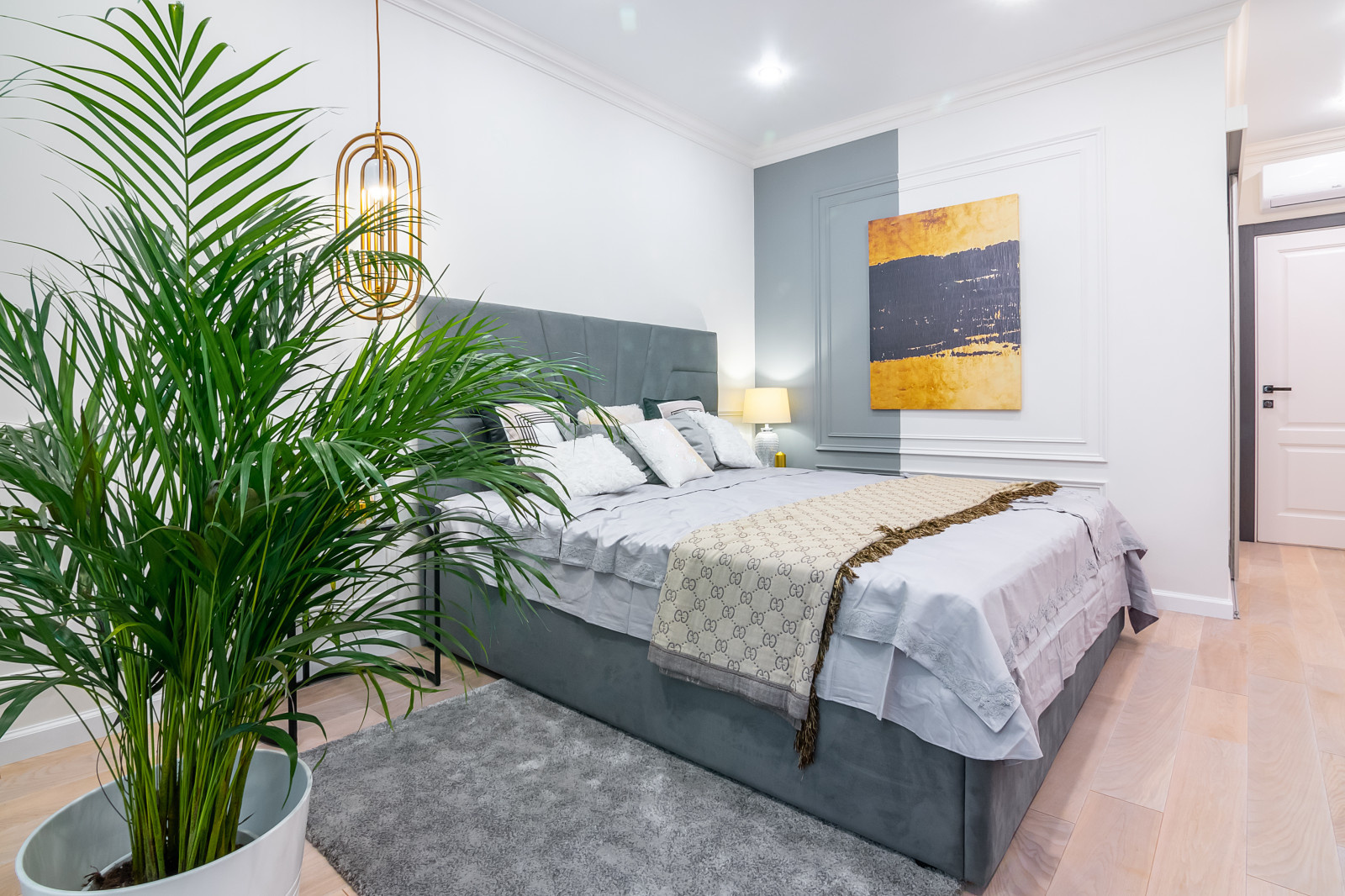 Антон Комаров