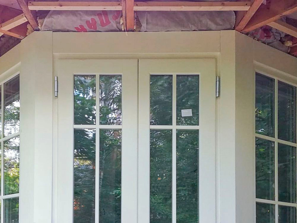 Панорамные витрины с раскладкой из сосны 1-го сорта. Панорамные деревянные окна.