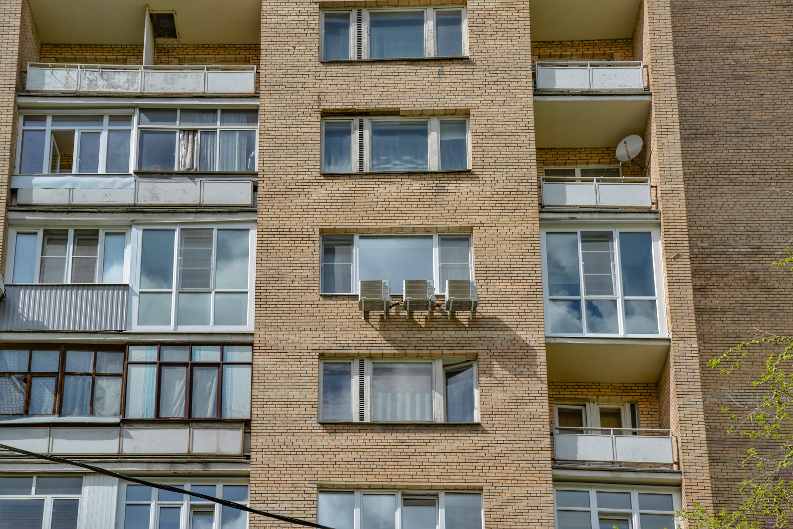 Замена старого остекления на пластиковые изделия Rehau GRAZIO.