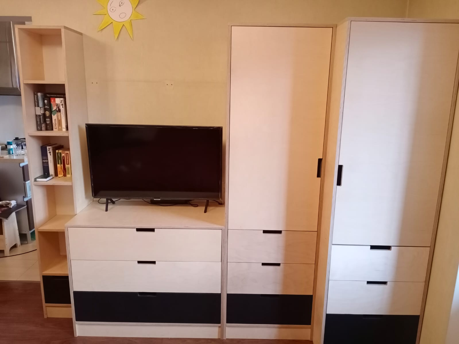 Шкафы с комодом из фанеры.