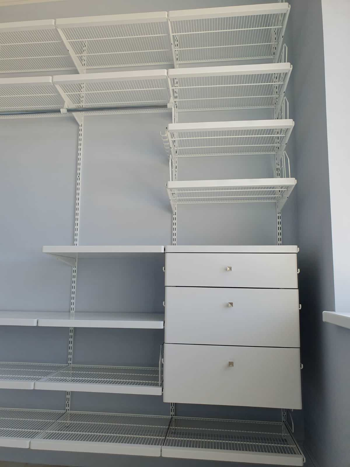 Гардеробная комната с элементами из дерева серии Decor