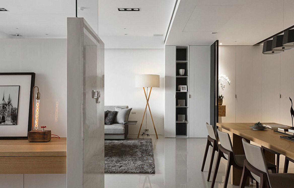 Лаконичный интерьер квартиры с кабинетом и детской комнатой от L DESIGN