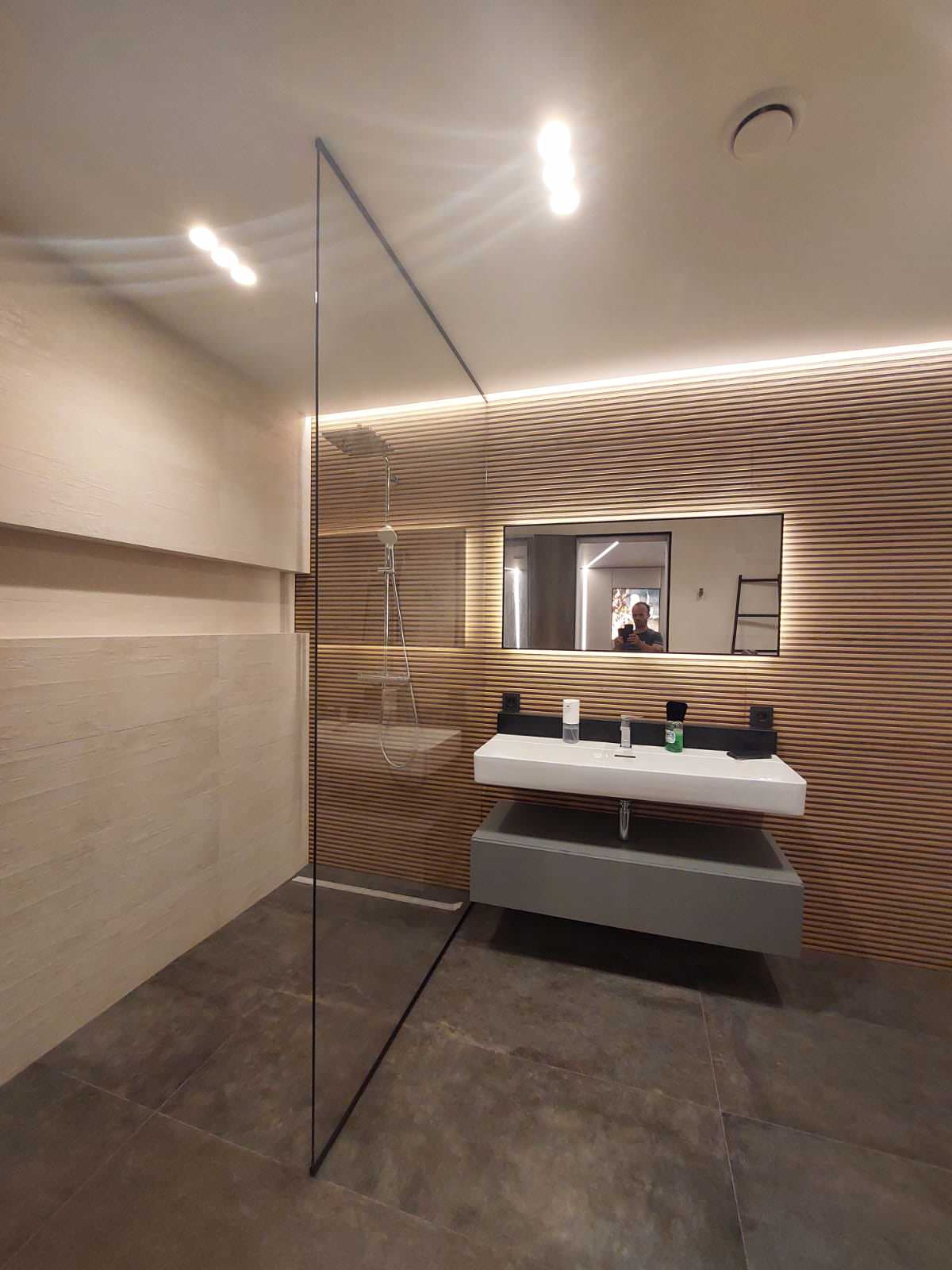 Стеклянная перегородка в су