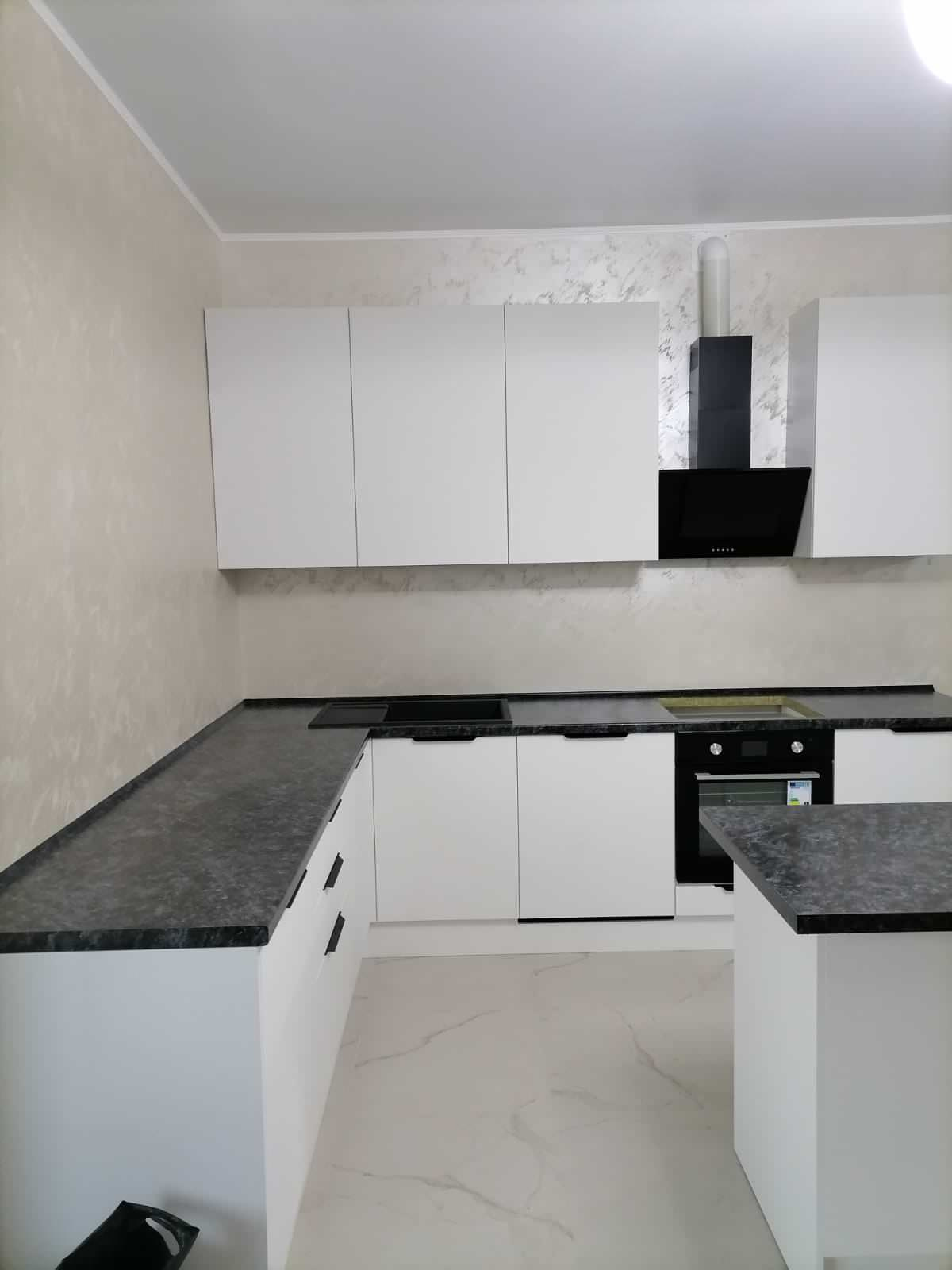 Угловая кухня с островом в загородном доме