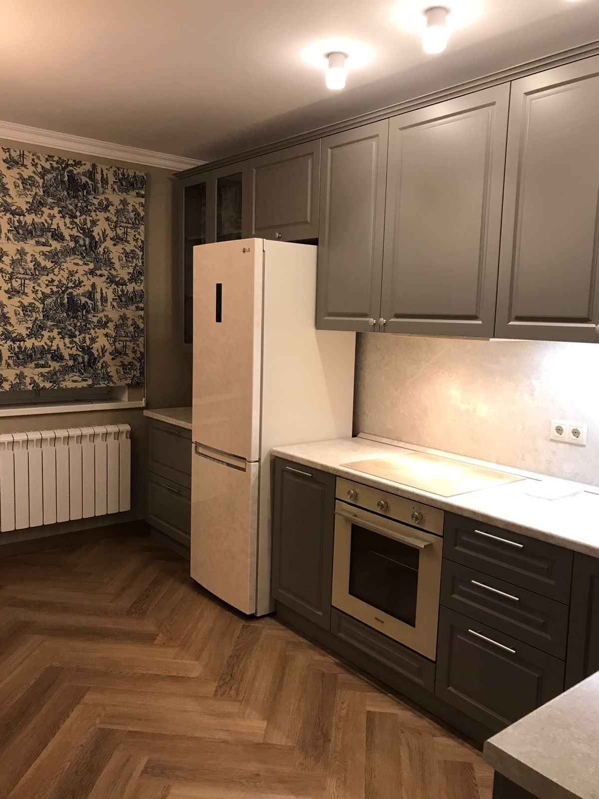Угловая кухня в серых тонах