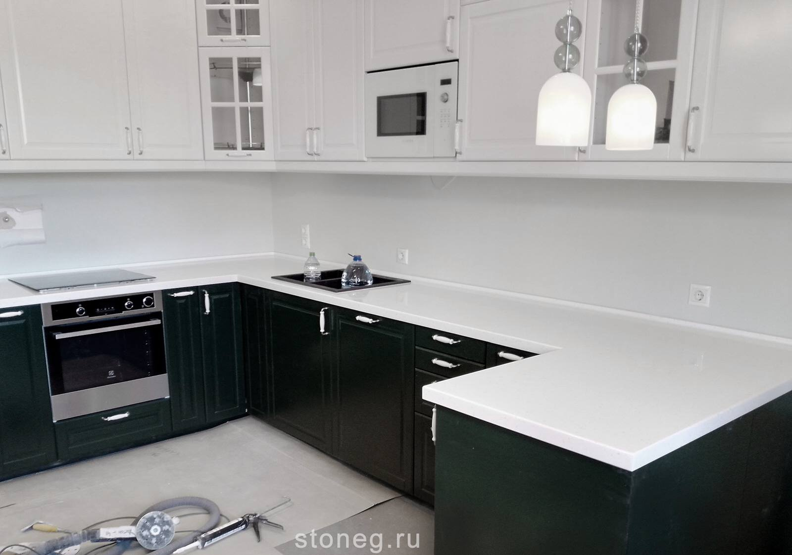 Staron: белая кухонная столешница из искусственного камня
