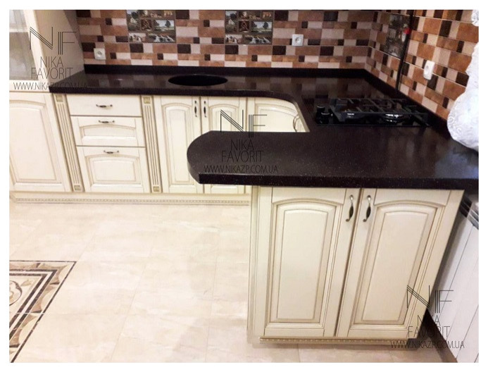 WOODEN CLASSIC KITCHEN WITH DECORS