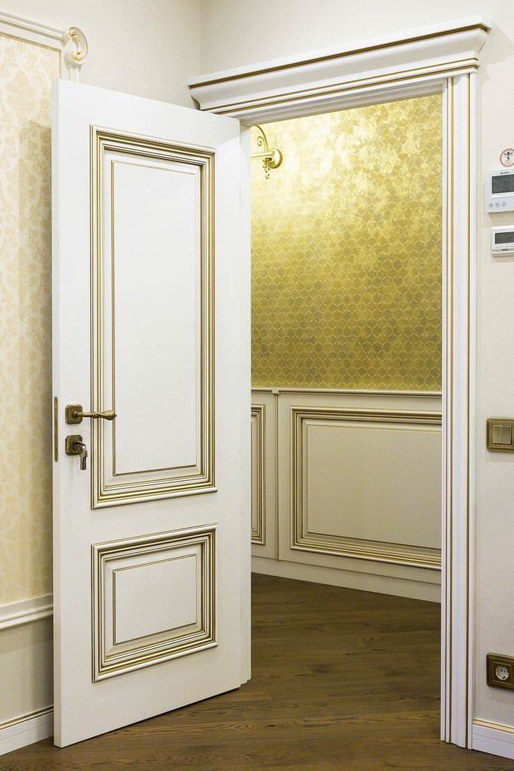 классические двери и стеновые панели в едином стиле.