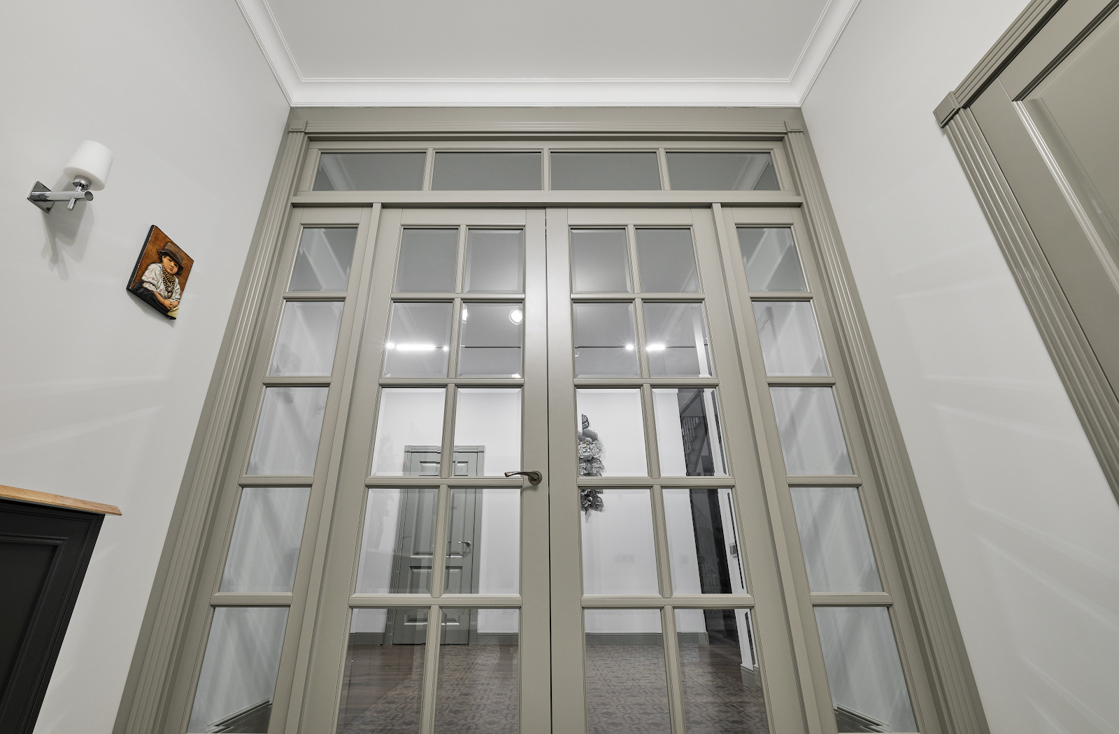 Кантри Ral 7030 в интерьере дома