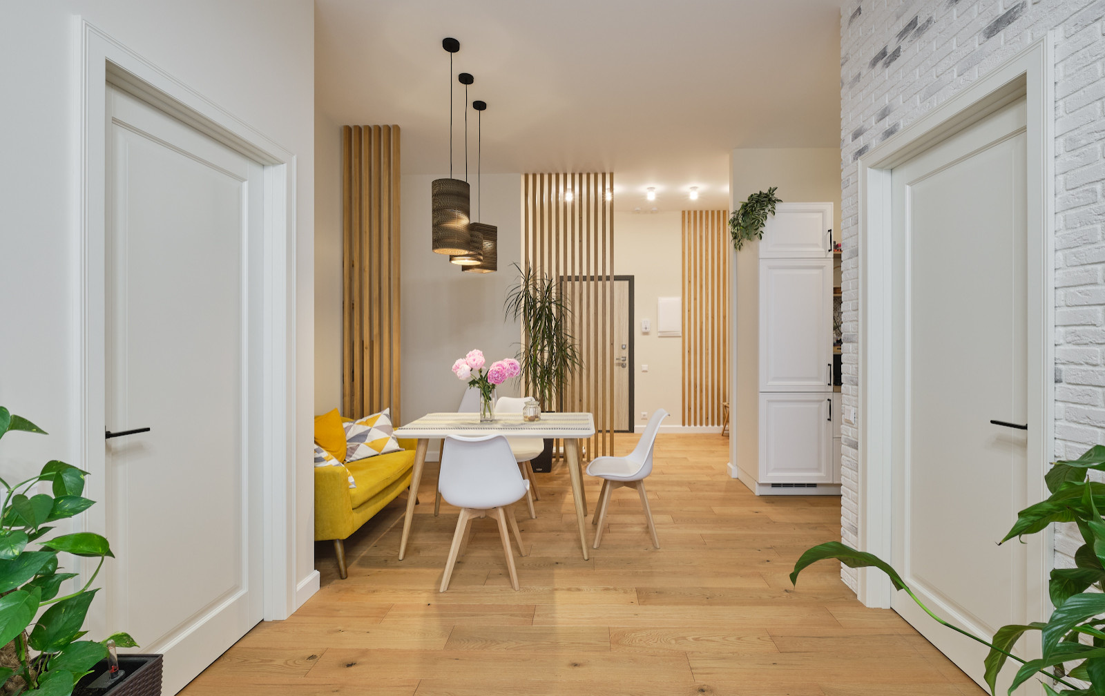 Кантри Г-2 Ral 9010 в квартире современного стиля