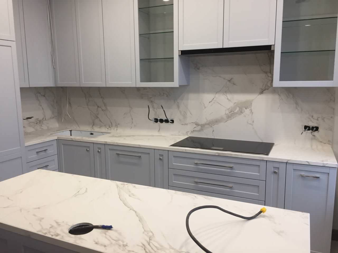 Стол, столешница и стеновая панель Dekton Entzo