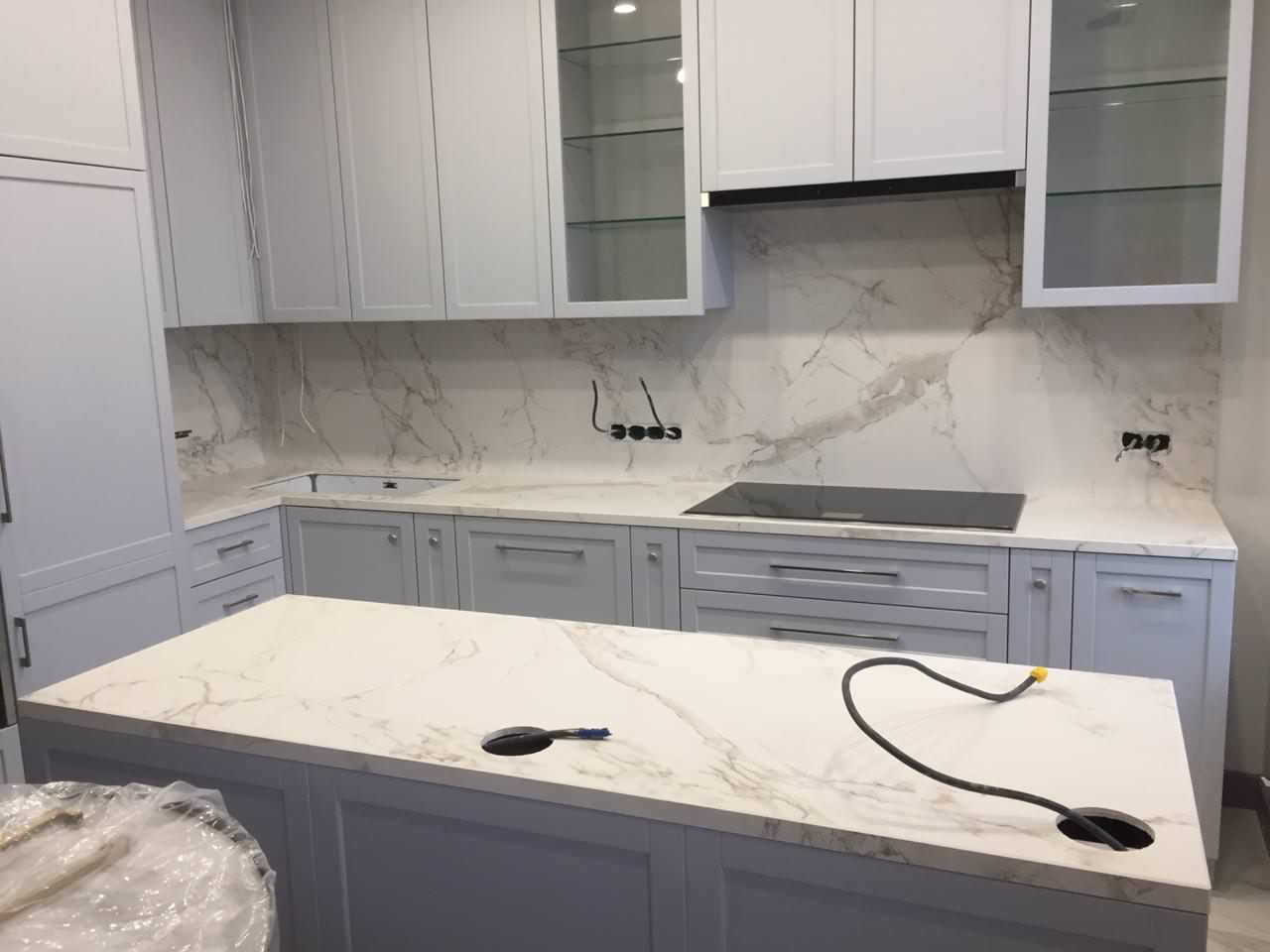 Стол, столешница и стеновая панель Dekton Entzo