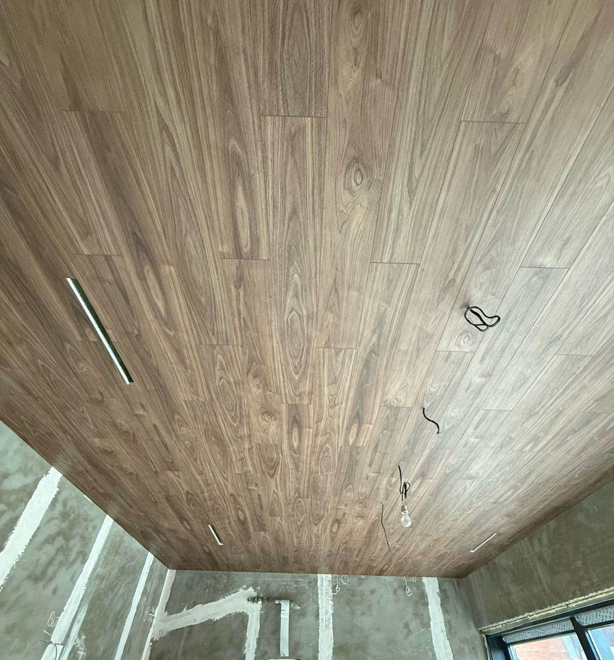 SPC Ламинат DAMY FLOOR Family Дуб Мокко на потолке, г. Краснодар