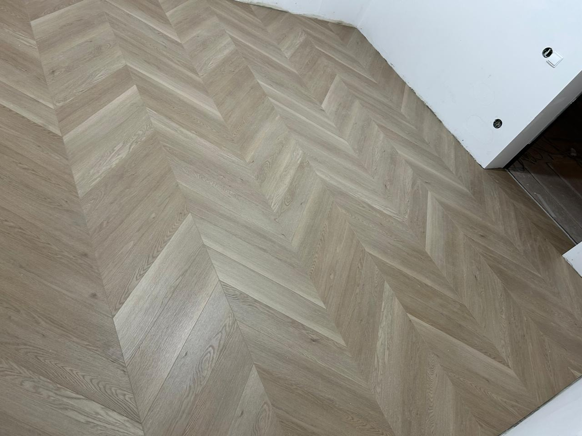 Усовершенствованный кварцевый SPC ламинат  Тюильри DF03-Ch, коллекция Chevron.  г. Санкт-Петербург