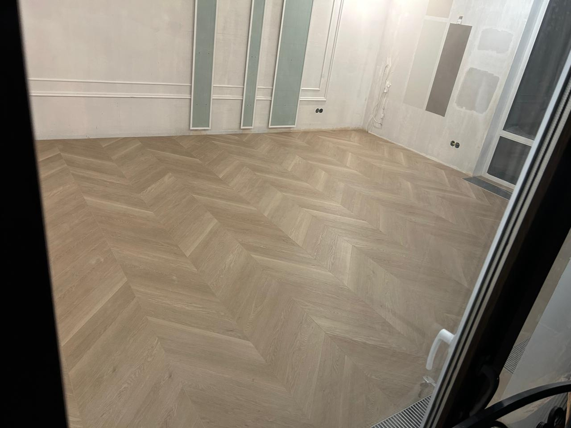 Усовершенствованный кварцевый SPC ламинат  Тюильри DF03-Ch, коллекция Chevron.  г. Санкт-Петербург