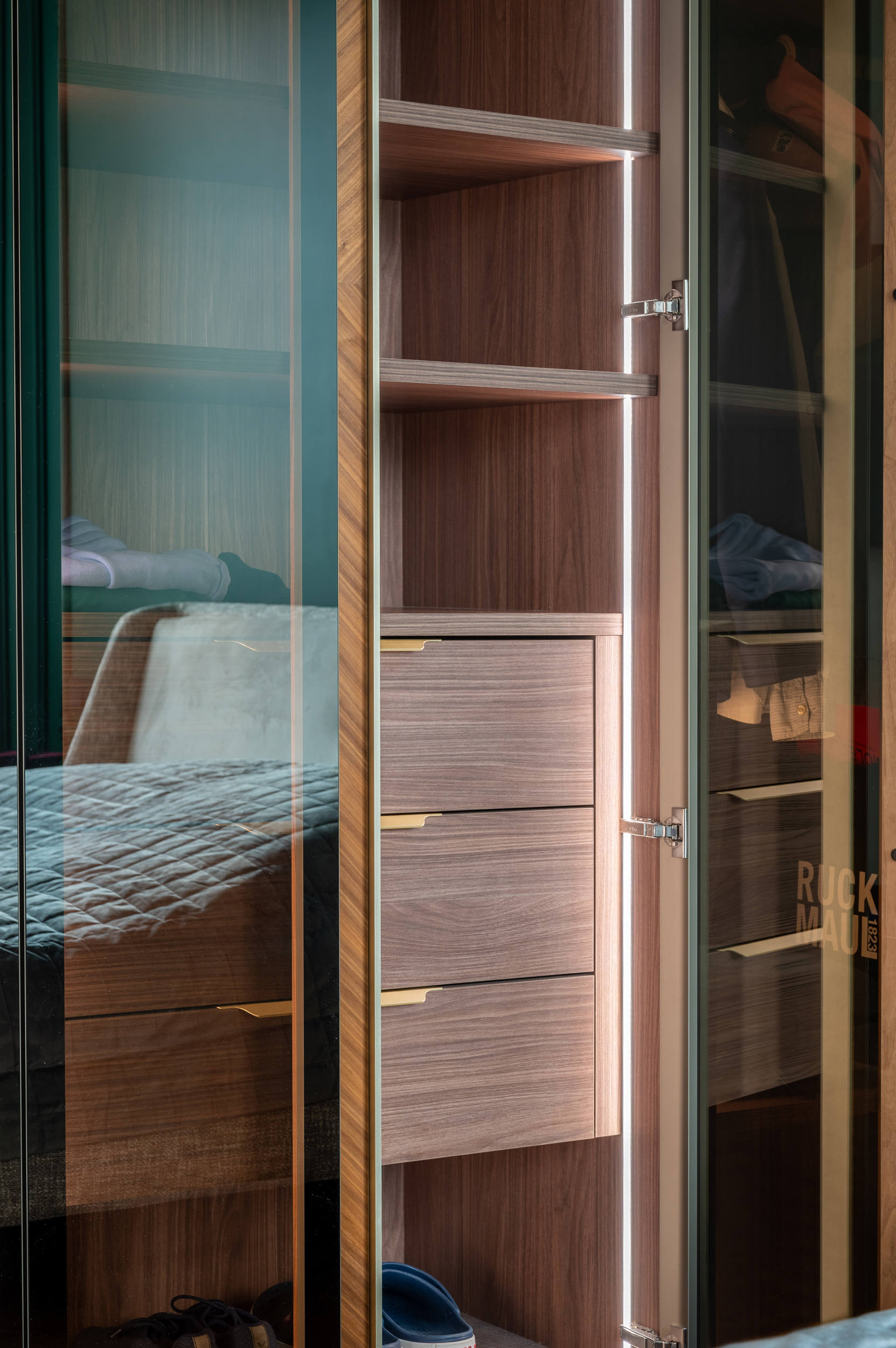 Обложка проекта: 110 ЖК Новая звезда, Москва. Шкаф и рабочее место в спальне.